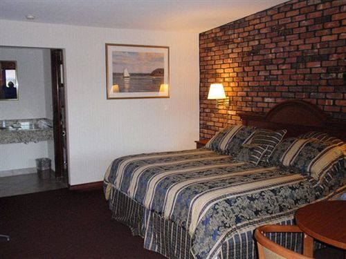 Chalet Inn & Suites Centerport Exterior foto