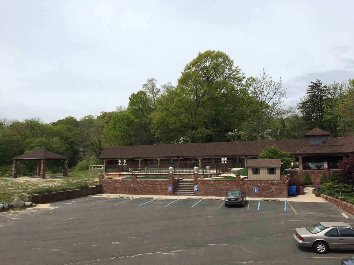 Chalet Inn & Suites Centerport Exterior foto