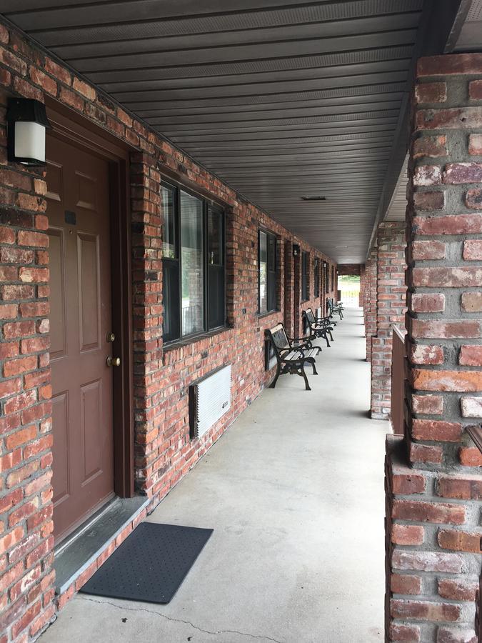 Chalet Inn & Suites Centerport Exterior foto