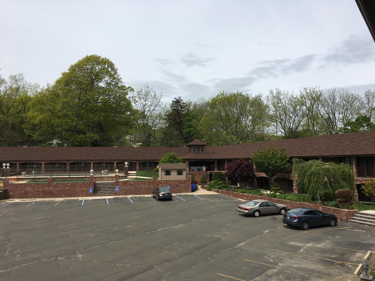 Chalet Inn & Suites Centerport Exterior foto