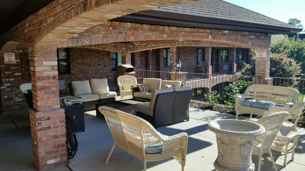 Chalet Inn & Suites Centerport Exterior foto