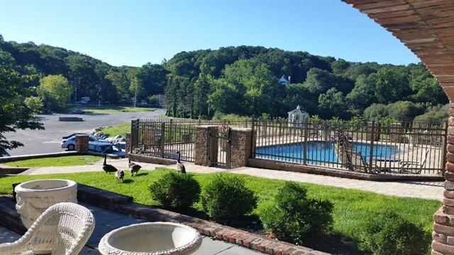 Chalet Inn & Suites Centerport Exterior foto