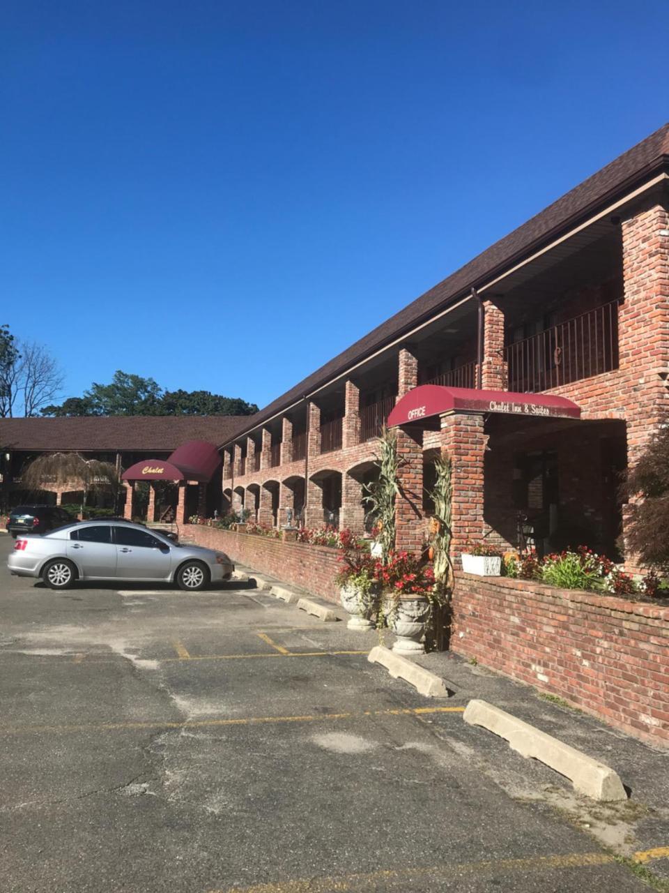 Chalet Inn & Suites Centerport Exterior foto